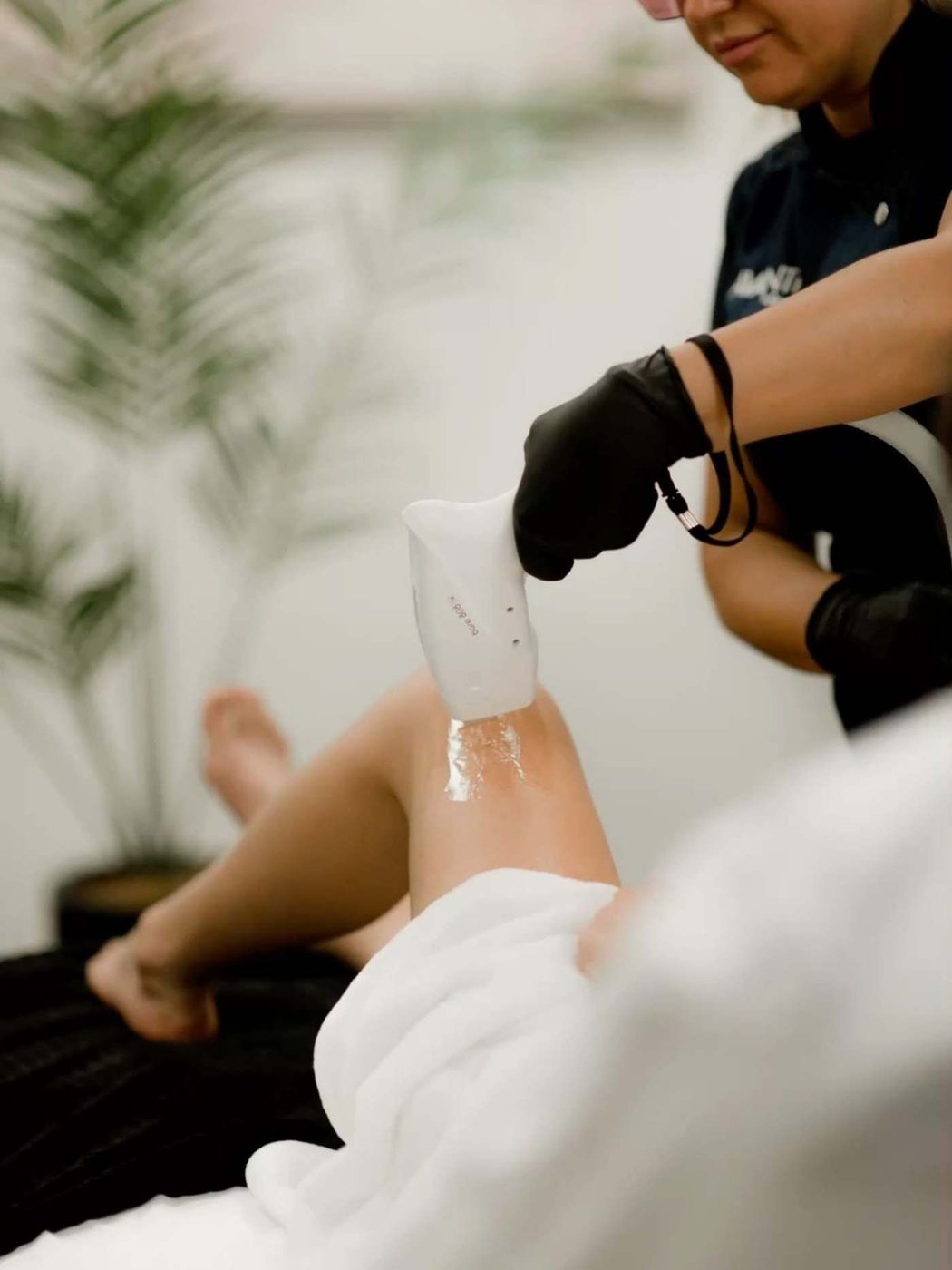 Tretman uklanjanja dlačica na nogama u salonu Val Beauté